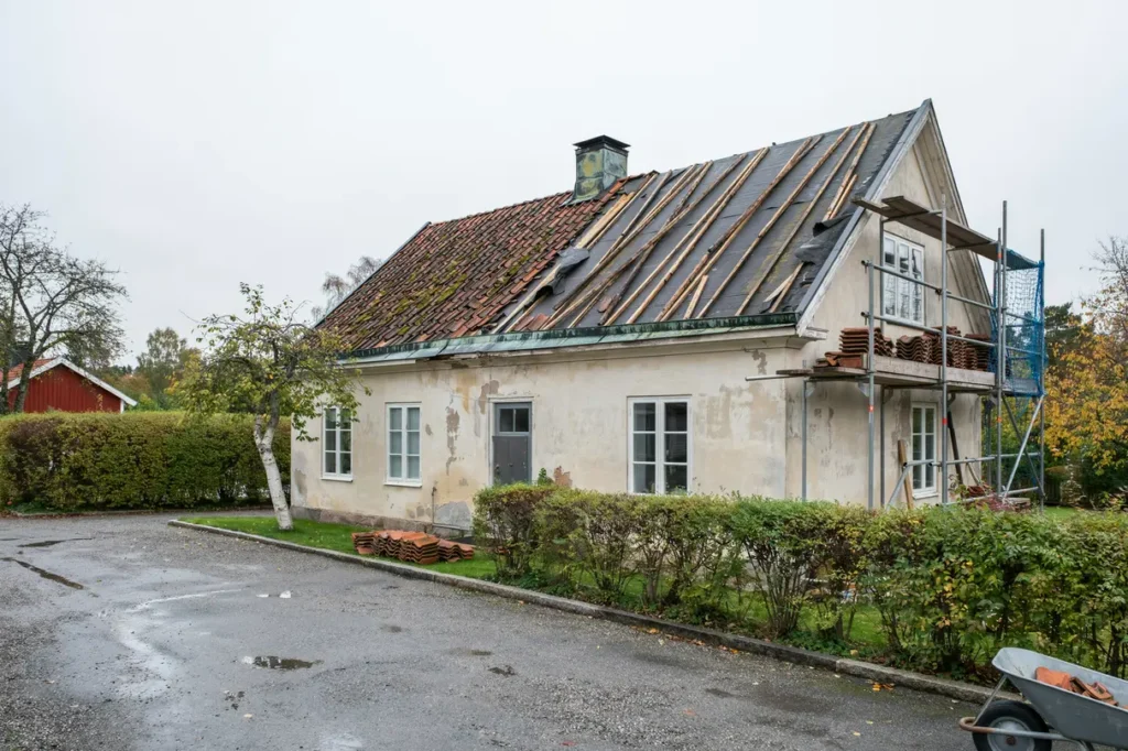 l gg om taket i tid tecken materialval och smarta r d f r ett tryggt hem